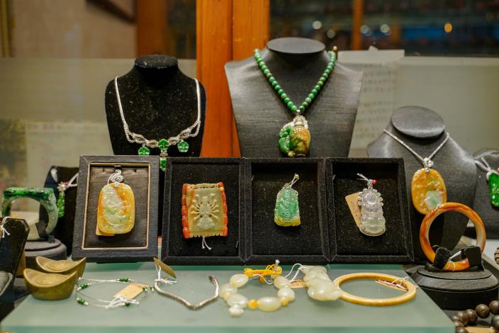 古董級的精品玉石飾品也是老闆的精心收藏