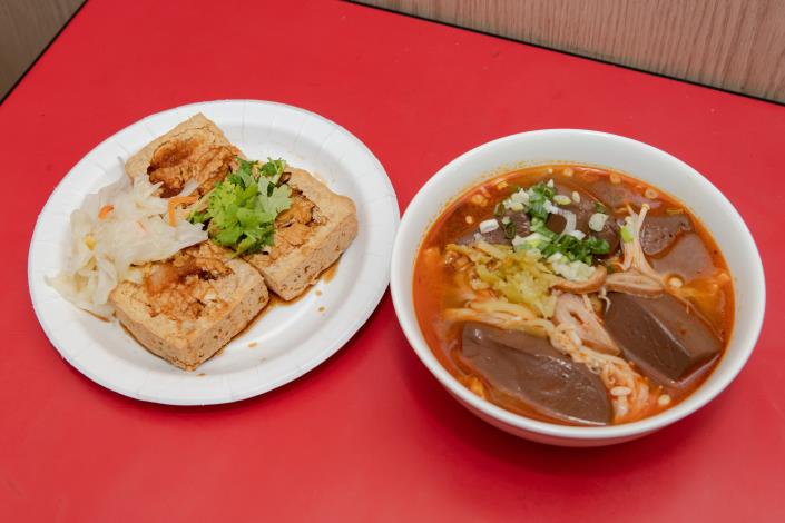 店家兩款招牌臭豆腐產品