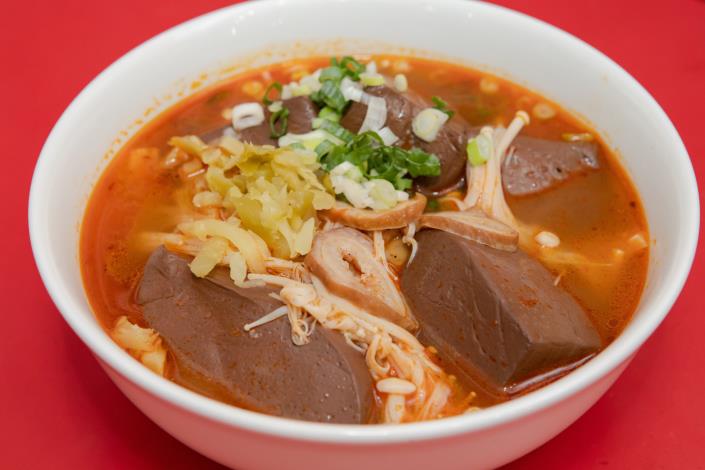 臭豆腐、肥腸與鴨血三合一的麻辣臭豆腐