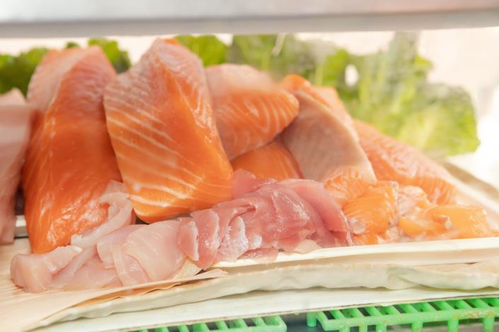 新鮮的生魚片可以直接吃或製成握壽司