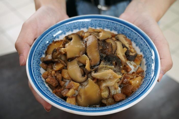經過長時間細火慢燉的滷肉飯，金黃油亮口感香濃馥郁