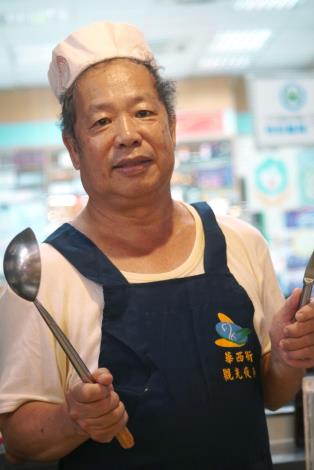 陳老闆堅持美食製作的老技法已近一甲子