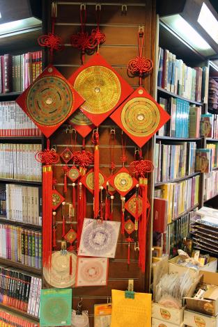 除了五術書籍，各種命理工具、符咒、羅盤，進源書局裡通通有售