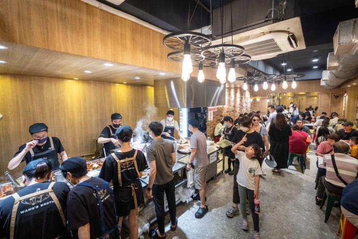 時尚的店面中，融合店員親切招呼溫暖的人情。