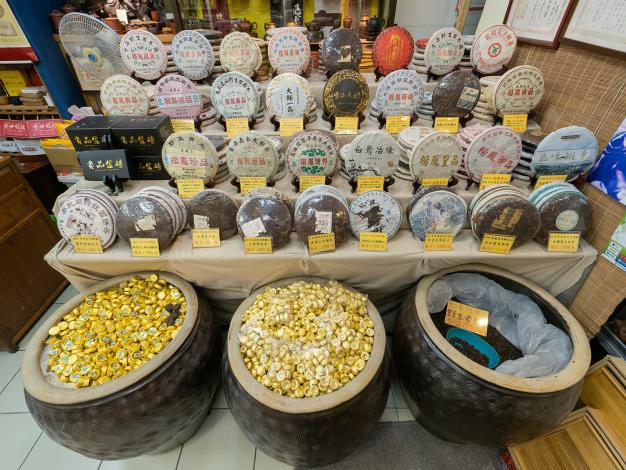 店內有各式各樣的普洱茶餅