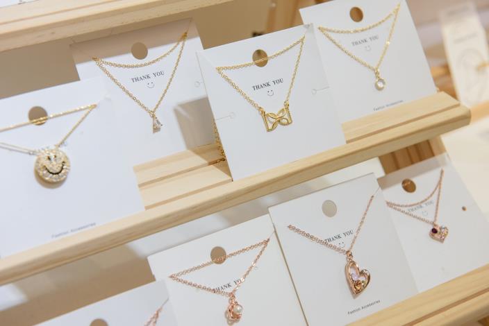 遇見飾品-另外還有精緻的項鍊，十分適合挑選一條送給最重要的對象。