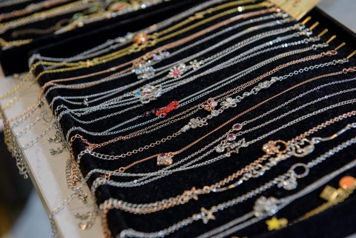 遇見飾品-不論是純銀或是銅，細緻的手鍊有許多款式可以挑選。