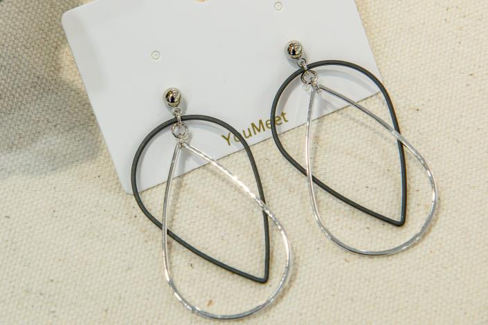 遇見飾品-店內的飾品都是臺灣在地製造生產的，還有部分老闆自行設計開發的款式