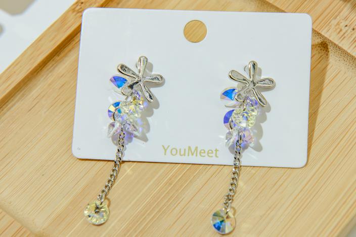 遇見飾品-老闆自行開發的款式，再由師傅逐一貼鑽