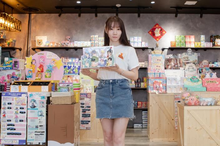 美女店長蘋蘋在此親切為你服務喔！