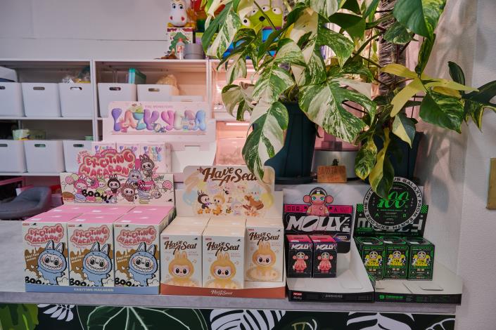 Lisa多次拿著LABUBU亮相，目前爆紅的LABUBU已有第一代與第二代。