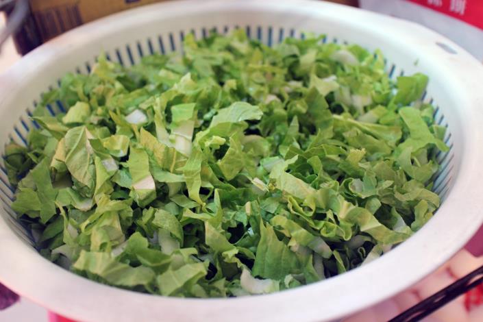 忠將蔥抓餅新鮮的蔬菜、香腸加入蔥抓餅，味道又變得更好吃