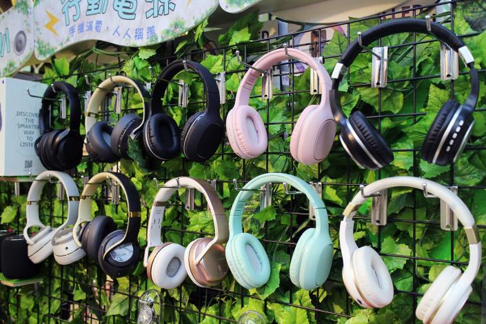 店內各式各樣新流行的耳機