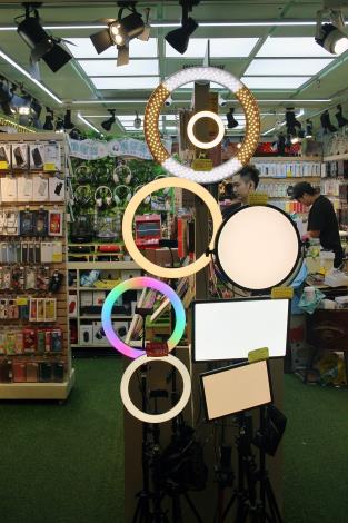 自拍、直播用的燈具，這裡也都有賣