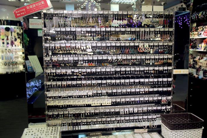 各種造型的耳環、耳飾通通有，拉開抽屜還有各種設計師的漂亮作品