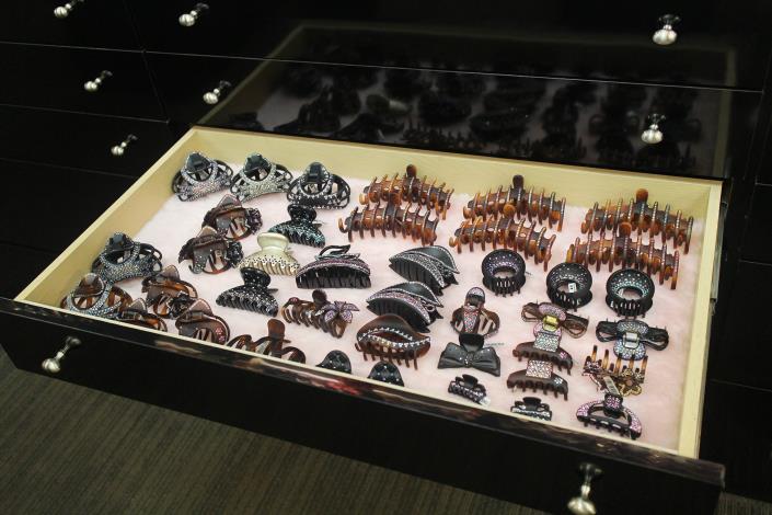 多款造型的特殊設計髮夾，隱藏在各個抽屜裡