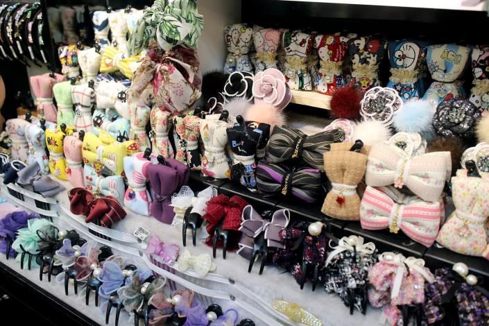 各種花色、材料、造型的髮夾、香蕉夾、髮箍、髮圈、髮叉，豐富又多樣