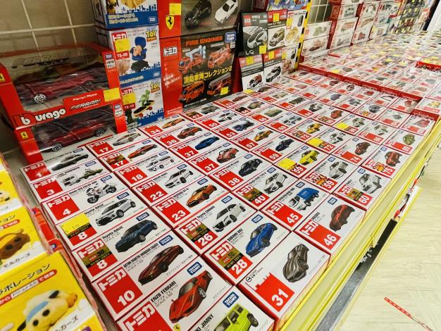 店內有各種特色小汽車玩具