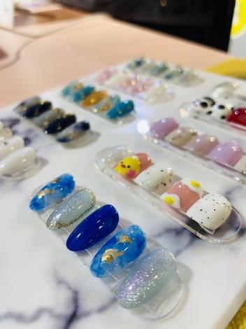 不知道什麼花樣比較適合，要有花漾繽紛的樣品可以參考手繪型的指甲彩繪