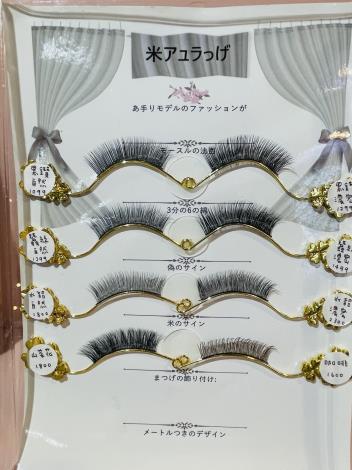 除了美甲，還有專業的美睫師天天進駐店裡，不用預約即可為您服務喔