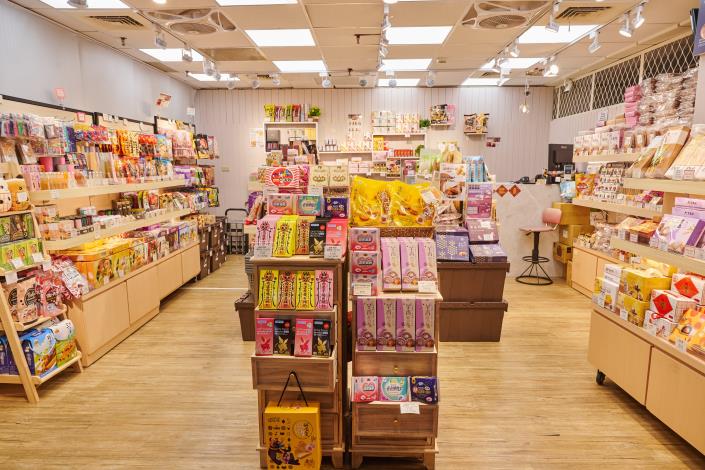 站前地下街的「菓豐坊」精選各地好產品，讓消費者了解臺灣的美好，