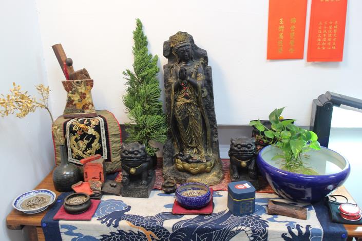 命理室內古樸的擺設，還有慈眉善目的銅雕觀音像