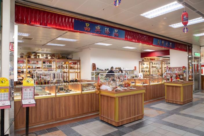 明亮的店舖，讓你走在龍山寺的地下街裡，總能一眼看見他們的位置