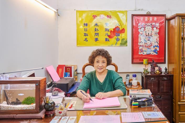 葉美華老師認為在「紫芸軒」為大家服務是機緣，