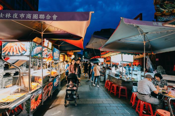在自治會和攤商努力整頓下，士林夜市攤位秩序更見整齊。