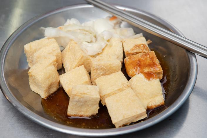 僅有外皮炸的黃金的臭豆腐，有老闆特別控制的火侯，即使放涼後吃依舊美味。