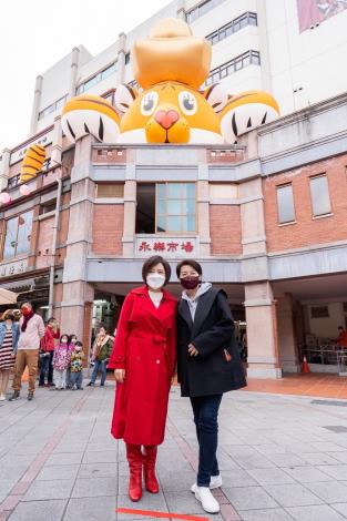 黃珊珊副市長與主持人于美人示範招財福虎巨型氣球裝置最佳打卡拍照點。