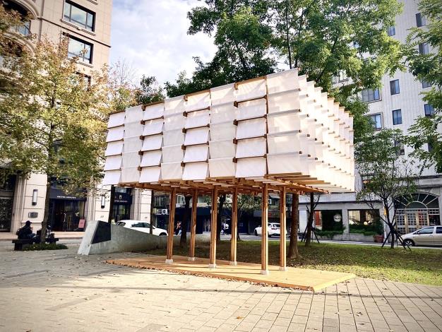 藝術家范承宗於敦仁公園結合實木、鐵件、鋼索等素材創作出大型建築意象作品「仁愛帆城」
