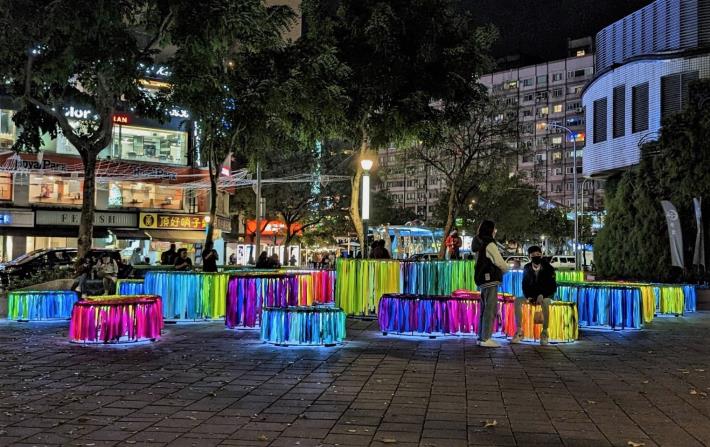民眾觀賞墨西哥藝術家Lua Rivera（路瓦·里維拉）於瑠公公園打造之大型編織藝術作品「榮容」