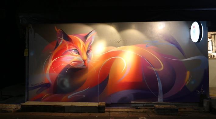藝術家Leho透過臺北通結合AR技術於「富士堂」進行現場彩繪壁畫作品「幻獸系列」