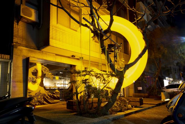 加拿大藝術家Liam Morgan於「boven雜誌圖書館」懸掛大型動態燈光裝置「Ngan Wat：Taipei」