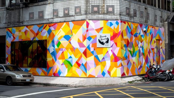 日本藝術家大塚麻子於「Round Round」外牆設置色彩繽紛幾何光柵片作品「光柵首都」