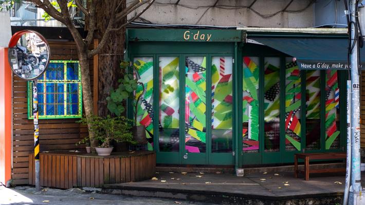 藝術家吳芊頤於「好日咖啡工作室 (G’day Coffee)」玻璃窗設置台灣特色鐵窗花「橋南窗景詩III」