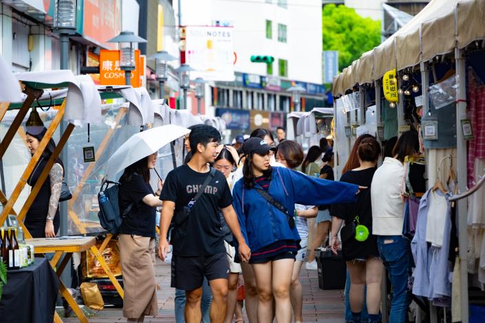 民眾遊逛東區混市集