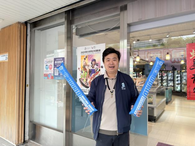 店家於門口展現滿滿支持，手持加油棒合影歡迎選手與民眾到訪