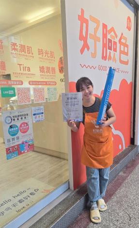 店員手持加油棒與活動文宣熱情合影，力挺世壯運、歡迎大家來消費
