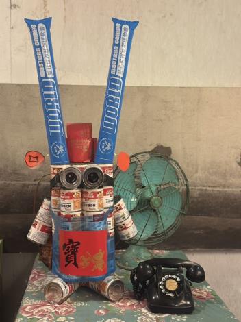 回收罐打造機器人造型，加油棒變身應援武士頭飾，創意十足為選手加油！