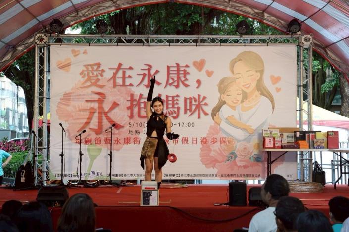 街頭藝人表演帶來精采演出，活絡現場氣氛