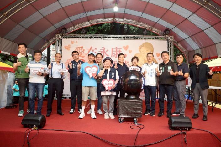 長官貴賓合影留念，為活動帶來滿滿祝福
