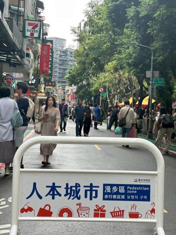 全臺首場「人本城市假日漫步區」試辦於永康街正式開跑，民眾悠閒漫步街頭