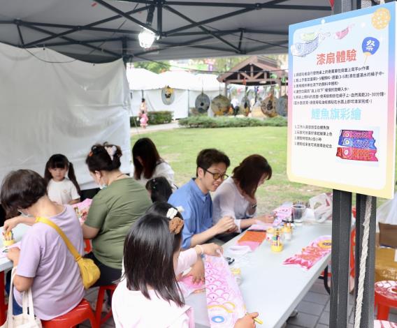 民眾體驗日式DIY彩繪鯉魚旗
