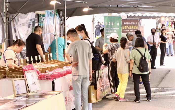 民眾遊逛台日好物市集暨文創市集