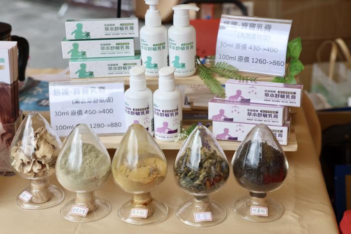 現場設置中藥實體展示區，讓民眾近距離觀察認識各類藥材，深入瞭解中醫藥文化