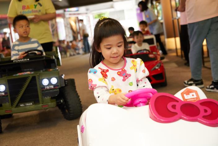 學童體驗電動車