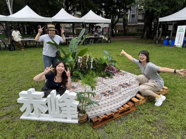民眾於草地互動打卡，樂享悠閒氛圍