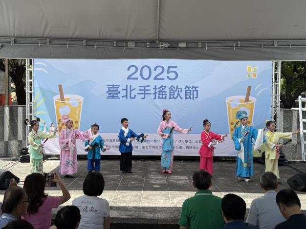 西湖國小歌仔戲團華麗開場,為活動揭開精彩序幕!